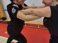 NIE-DAJ-SIE-CHWYCIC-ZA-TOREBKE-KRAV-MAGA-WOMAN-Adam-Grzeziolkowski-Krav-Maga-Be-safe-1