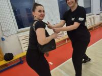 NIE-DAJ-SIE-CHWYCIC-ZA-TOREBKE-KRAV-MAGA-WOMAN-Adam-Grzeziolkowski-Krav-Maga-Be-safe-10