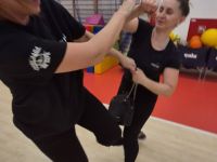 NIE-DAJ-SIE-CHWYCIC-ZA-TOREBKE-KRAV-MAGA-WOMAN-Adam-Grzeziolkowski-Krav-Maga-Be-safe-100