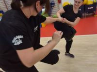 NIE-DAJ-SIE-CHWYCIC-ZA-TOREBKE-KRAV-MAGA-WOMAN-Adam-Grzeziolkowski-Krav-Maga-Be-safe-101