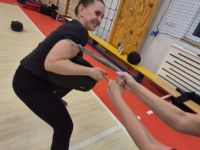 NIE-DAJ-SIE-CHWYCIC-ZA-TOREBKE-KRAV-MAGA-WOMAN-Adam-Grzeziolkowski-Krav-Maga-Be-safe-11