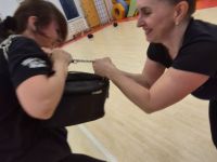 NIE-DAJ-SIE-CHWYCIC-ZA-TOREBKE-KRAV-MAGA-WOMAN-Adam-Grzeziolkowski-Krav-Maga-Be-safe-13