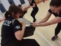 NIE-DAJ-SIE-CHWYCIC-ZA-TOREBKE-KRAV-MAGA-WOMAN-Adam-Grzeziolkowski-Krav-Maga-Be-safe-14