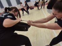 NIE-DAJ-SIE-CHWYCIC-ZA-TOREBKE-KRAV-MAGA-WOMAN-Adam-Grzeziolkowski-Krav-Maga-Be-safe-16