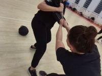 NIE-DAJ-SIE-CHWYCIC-ZA-TOREBKE-KRAV-MAGA-WOMAN-Adam-Grzeziolkowski-Krav-Maga-Be-safe-17