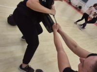 NIE-DAJ-SIE-CHWYCIC-ZA-TOREBKE-KRAV-MAGA-WOMAN-Adam-Grzeziolkowski-Krav-Maga-Be-safe-18