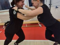 NIE-DAJ-SIE-CHWYCIC-ZA-TOREBKE-KRAV-MAGA-WOMAN-Adam-Grzeziolkowski-Krav-Maga-Be-safe-2