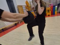 NIE-DAJ-SIE-CHWYCIC-ZA-TOREBKE-KRAV-MAGA-WOMAN-Adam-Grzeziolkowski-Krav-Maga-Be-safe-26