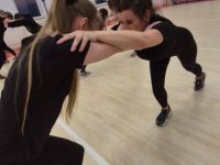 NIE-DAJ-SIE-CHWYCIC-ZA-TOREBKE-KRAV-MAGA-WOMAN-Adam-Grzeziolkowski-Krav-Maga-Be-safe-3