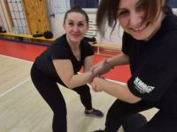 NIE-DAJ-SIE-CHWYCIC-ZA-TOREBKE-KRAV-MAGA-WOMAN-Adam-Grzeziolkowski-Krav-Maga-Be-safe-4