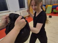 NIE-DAJ-SIE-CHWYCIC-ZA-TOREBKE-KRAV-MAGA-WOMAN-Adam-Grzeziolkowski-Krav-Maga-Be-safe-40
