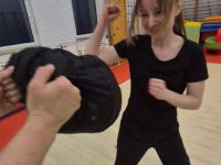 NIE-DAJ-SIE-CHWYCIC-ZA-TOREBKE-KRAV-MAGA-WOMAN-Adam-Grzeziolkowski-Krav-Maga-Be-safe-41