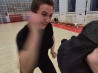 NIE-DAJ-SIE-CHWYCIC-ZA-TOREBKE-KRAV-MAGA-WOMAN-Adam-Grzeziolkowski-Krav-Maga-Be-safe-44