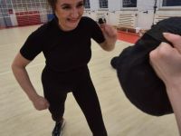 NIE-DAJ-SIE-CHWYCIC-ZA-TOREBKE-KRAV-MAGA-WOMAN-Adam-Grzeziolkowski-Krav-Maga-Be-safe-45