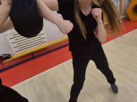 NIE-DAJ-SIE-CHWYCIC-ZA-TOREBKE-KRAV-MAGA-WOMAN-Adam-Grzeziolkowski-Krav-Maga-Be-safe-52