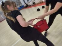 NIE-DAJ-SIE-CHWYCIC-ZA-TOREBKE-KRAV-MAGA-WOMAN-Adam-Grzeziolkowski-Krav-Maga-Be-safe-56