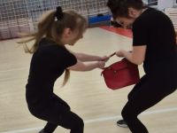 NIE-DAJ-SIE-CHWYCIC-ZA-TOREBKE-KRAV-MAGA-WOMAN-Adam-Grzeziolkowski-Krav-Maga-Be-safe-59