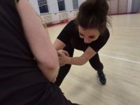 NIE-DAJ-SIE-CHWYCIC-ZA-TOREBKE-KRAV-MAGA-WOMAN-Adam-Grzeziolkowski-Krav-Maga-Be-safe-6