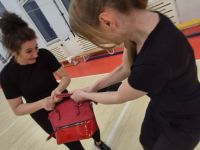 NIE-DAJ-SIE-CHWYCIC-ZA-TOREBKE-KRAV-MAGA-WOMAN-Adam-Grzeziolkowski-Krav-Maga-Be-safe-61