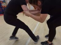 NIE-DAJ-SIE-CHWYCIC-ZA-TOREBKE-KRAV-MAGA-WOMAN-Adam-Grzeziolkowski-Krav-Maga-Be-safe-7
