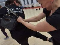 NIE-DAJ-SIE-CHWYCIC-ZA-TOREBKE-KRAV-MAGA-WOMAN-Adam-Grzeziolkowski-Krav-Maga-Be-safe-70