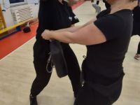 NIE-DAJ-SIE-CHWYCIC-ZA-TOREBKE-KRAV-MAGA-WOMAN-Adam-Grzeziolkowski-Krav-Maga-Be-safe-75