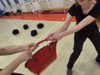 NIE-DAJ-SIE-CHWYCIC-ZA-TOREBKE-KRAV-MAGA-WOMAN-Adam-Grzeziolkowski-Krav-Maga-Be-safe-77