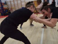 NIE-DAJ-SIE-CHWYCIC-ZA-TOREBKE-KRAV-MAGA-WOMAN-Adam-Grzeziolkowski-Krav-Maga-Be-safe-8