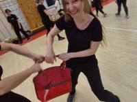 NIE-DAJ-SIE-CHWYCIC-ZA-TOREBKE-KRAV-MAGA-WOMAN-Adam-Grzeziolkowski-Krav-Maga-Be-safe-80