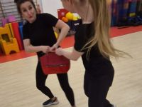 NIE-DAJ-SIE-CHWYCIC-ZA-TOREBKE-KRAV-MAGA-WOMAN-Adam-Grzeziolkowski-Krav-Maga-Be-safe-81