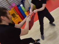 NIE-DAJ-SIE-CHWYCIC-ZA-TOREBKE-KRAV-MAGA-WOMAN-Adam-Grzeziolkowski-Krav-Maga-Be-safe-86