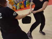 NIE-DAJ-SIE-CHWYCIC-ZA-TOREBKE-KRAV-MAGA-WOMAN-Adam-Grzeziolkowski-Krav-Maga-Be-safe-87