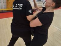 NIE-DAJ-SIE-CHWYCIC-ZA-TOREBKE-KRAV-MAGA-WOMAN-Adam-Grzeziolkowski-Krav-Maga-Be-safe-94