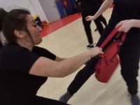 NIE-DAJ-SIE-CHWYCIC-ZA-TOREBKE-KRAV-MAGA-WOMAN-Adam-Grzeziolkowski-Krav-Maga-Be-safe-96
