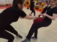 NIE-DAJ-SIE-CHWYCIC-ZA-TOREBKE-KRAV-MAGA-WOMAN-Adam-Grzeziolkowski-Krav-Maga-Be-safe-97