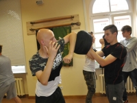 Krav maga Be Safe Legnica szkolenie  z Mopsem Bezpieczna Rodzina Zespół Szkół nr 1 i SMS w Lubinie Adam Grzeziółkowski treningi personalne Krav Maga Legnica (7)