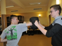 Krav maga Be Safe Legnica szkolenie  z Mopsem Bezpieczna Rodzina Zespół Szkół nr 1 i SMS w Lubinie Adam Grzeziółkowski treningi personalne Krav Maga Legnica (8)