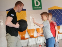 wspieramy domy dziecka trening krav maga w pieszycach najlepsza oborna jest atak adam Grzeziółkowski lubin legnica strzelanie bojowe (55)