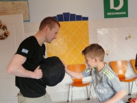 wspieramy domy dziecka trening krav maga w pieszycach najlepsza oborna jest atak adam Grzeziółkowski lubin legnica strzelanie bojowe (56)