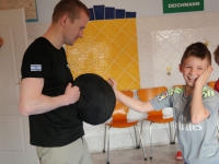 wspieramy domy dziecka trening krav maga w pieszycach najlepsza oborna jest atak adam Grzeziółkowski lubin legnica strzelanie bojowe (60)