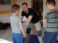 wspieramy domy dziecka trening krav maga w pieszycach najlepsza oborna jest atak adam Grzeziółkowski lubin legnica strzelanie bojowe (64)