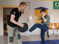 wspieramy domy dziecka trening krav maga w pieszycach najlepsza oborna jest atak adam Grzeziółkowski lubin legnica strzelanie bojowe (66)