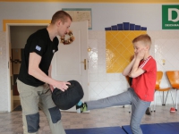 wspieramy domy dziecka trening krav maga w pieszycach najlepsza oborna jest atak adam Grzeziółkowski lubin legnica strzelanie bojowe (67)