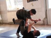 wspieramy domy dziecka trening krav maga w pieszycach najlepsza oborna jest atak adam Grzeziółkowski lubin legnica strzelanie bojowe (74)