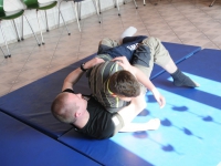 wspieramy domy dziecka trening krav maga w pieszycach najlepsza oborna jest atak adam Grzeziółkowski lubin legnica strzelanie bojowe (75)
