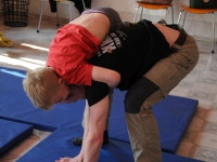 wspieramy domy dziecka trening krav maga w pieszycach najlepsza oborna jest atak adam Grzeziółkowski lubin legnica strzelanie bojowe (82)